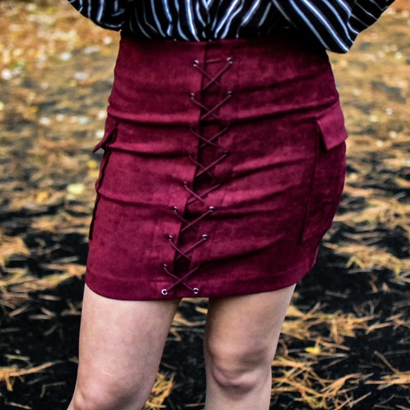 LACE-UP VEGAN SUEDE BODYCON MINI SKIRT in burgundy - Picture 5 of 8
